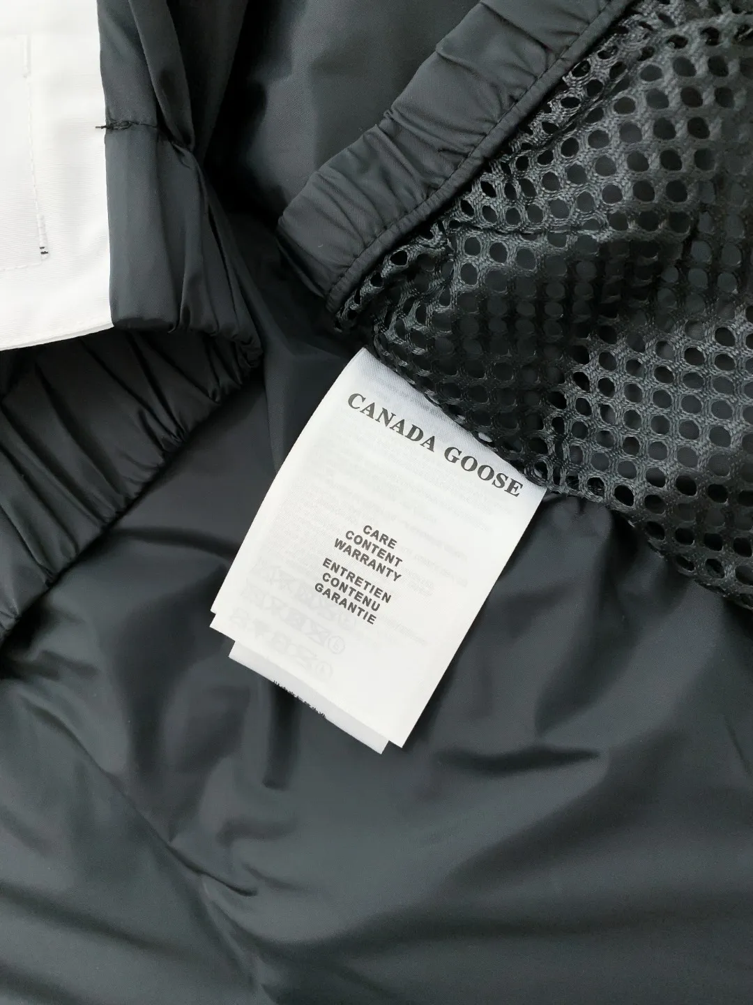 P780 Fake model pictures were taken at home. Colleagues please do not pass them off as stolen pictures! Style number: Y60-🇨🇦CANADA GOOES 24 new styles 08 styles/couple styles Factory direct supply: supplying global purchasing agents, micro-businesses, entities, Tmall, high-end stalls and studio cooperation, free shipping! Canada Goose Expedition Parka 2008 is the same style for men and women. It is mid-length and the most timeless classic. All Arctic and Antarctic scientific expedition teams choose Canada Goose as their cold-proof equipment. It is the Rolls-Royce of down jackets. ➖ Industry-leading anti-counterfeiting chip sensing. ➖ Imported Behringer embroidery machines and customized embroidery labels, the highest level and industry leading. ➖ Imported Korean 21-count polyester-cotton blended original fabric, TC85 waterproof coated fabric, water-repellent, windproof and wear-resistant. ➖ The new national standard 80 white duck down is filled with an average of 520 grams of down. The amount of down filled is industry-leading. ➖ 100% nylon lining with double double-layer sealing design to prevent velvet running, and seamless thread design on the cuffs! ➖ Western Canadian Green Wolf Collar. ➖ Yoshida YKK provides original factory-customized electroplated sliders. YKK two-way lockable zippers are tight and smooth and do not peel off paint. ➖ 3M composite Velcro is durable and the accessories and hardware are all custom-made. Note: Our copywriting is only simple and clear. Instead of bragging about the copywriting, it is better to compare and understand with samples. Only for the purest goose, the most dedicated, the most professional, the highest quality, the highest cost performance! Color: white red blue gray camouflage navy black SIZE:XS-XXL
